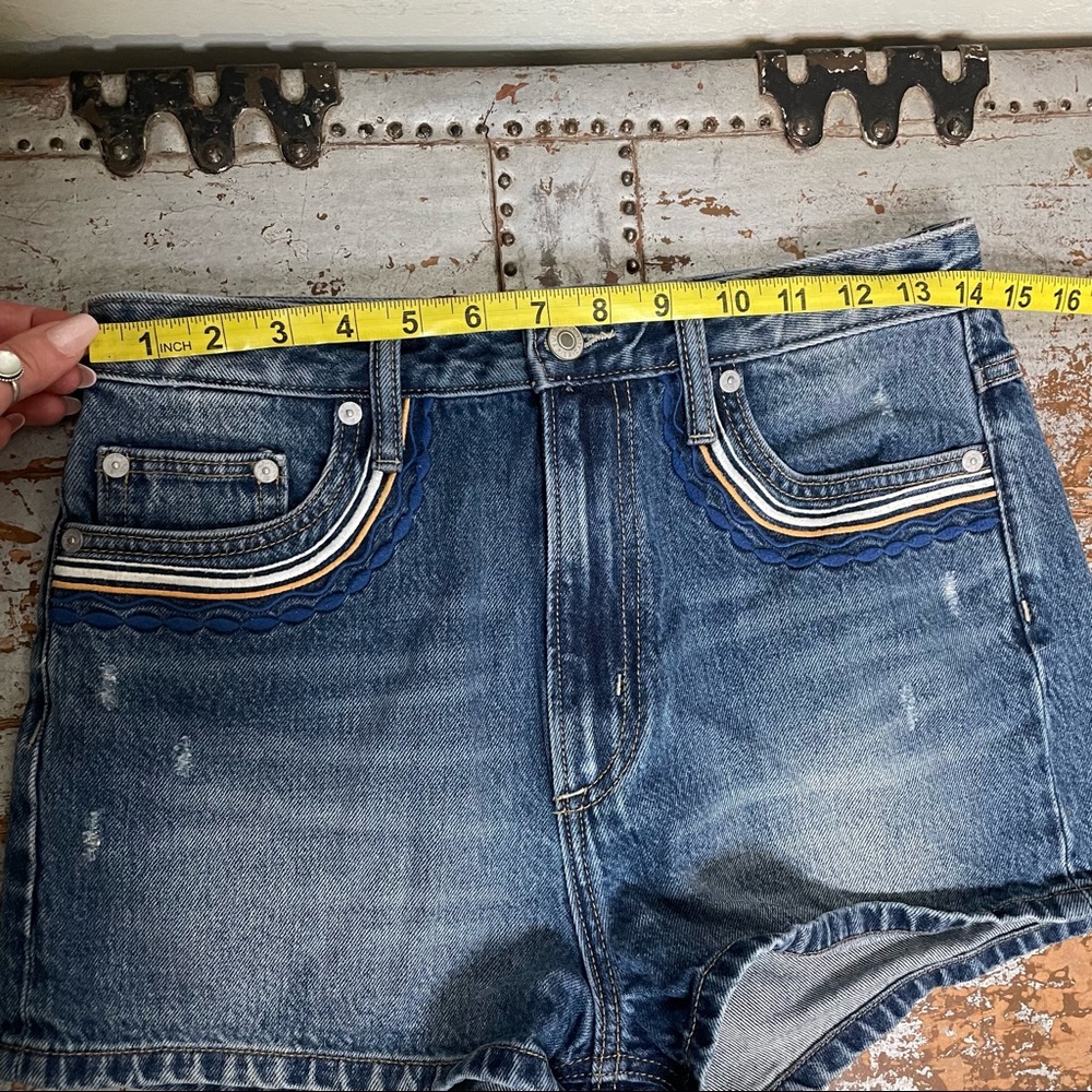 Tularosa High Rise Denim Shorts With Embroidered Pockets - Picture 7 of 10